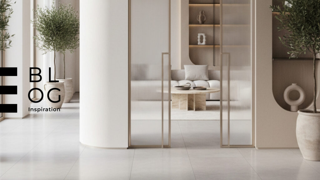 Porta interna scorrevole in vetro cannettato che separa un living moderno minimal, esempio di porta come quinto elemento d’arredo